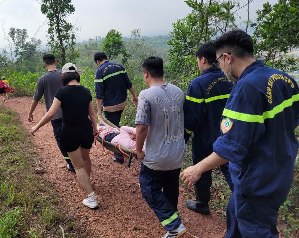 Phòng Cảnh sát PCCC và CNCH: Giải cứu thành công một người dân gặp nạn tại khu vực núi Sơn Đào (phường Lưu Kiếm)